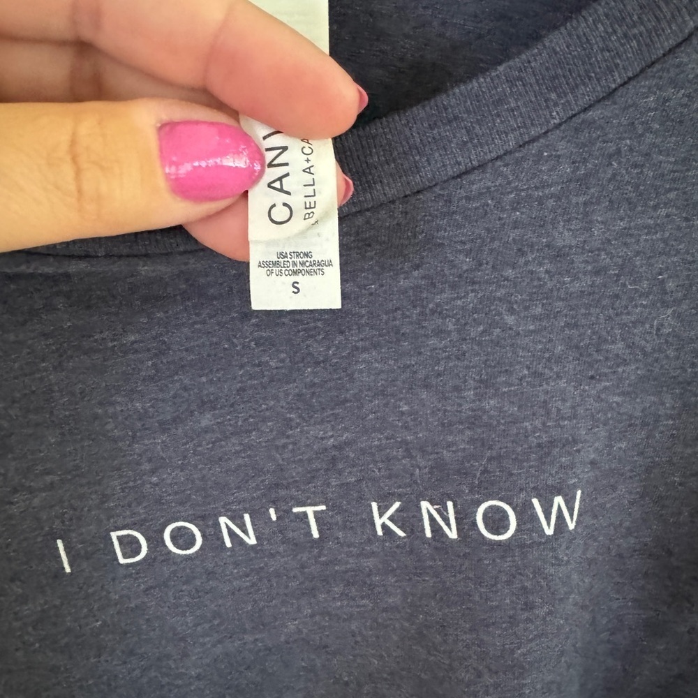 4/$25 Like new “I don’t know” tee sz small - Picture 2 of 2